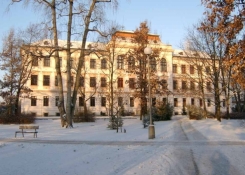 Pohled na školu z parku