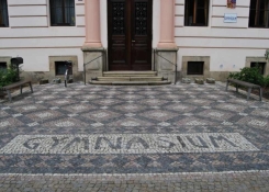 Před budovou