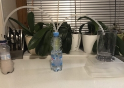 Aparatura na měření objemu CO2, který vzniká při práci kvasinek.