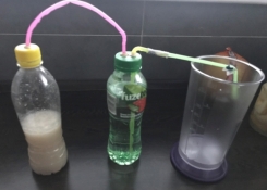Aparatura na měření objemu CO2, který vzniká při práci kvasinek.