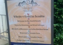 Před branami Senátu ČR