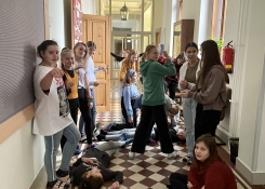 Připomenutí událostí 17. listopadu formou dramatizace.