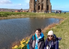 Zříceniny starého opatství ve Whitby v záplavě květů