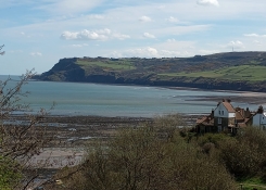 Skalnaté pobřeží města Robin Hood´s Bay