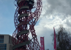 Londýn, ArcelorMittal Orbit - nejvyšší umělecké dílo na území Británie, skluzavka dolů je hodně prudká a několik z nás nic nezastavilo...