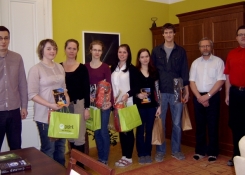 Zleva - Radek Schich (predstavitel firmy ISIC), Karin Večeřová (angličtina), Anna Kohoutová (ředitelka školy), Veronika Řepová (Otevřená věda), Lucie Beránková (Euroschola), Michaela Zahradníková (němčina), Daniel Řezníček (film o F. Hrubínovi), Zbyněk Matějka (zástupce ředitelky), Václav Pražák (garant spolupráce s UNESCO)