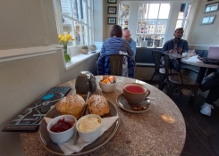 Ochutnávka tradičního britského cream tea. Mňam...