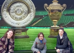 Ukázka hlavních tenisových trofejí.