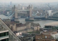 Vyhlídka z "nebeské zahrady" mrakodrapu Fenchurch č. 120. Vidíme část hradu Tower a slavný most.