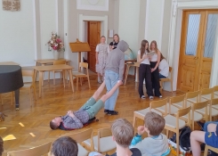 s kapucí Vojtěch Matouš - hostinský/kočí a  kulisák