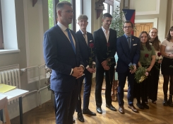 Slavnostním rozloučením s maturitní komisí provedl třídní učitel bývalé oktávy Jan Macík