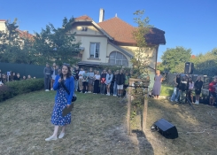 Zuzana Hlásková vystudovala v Dánsku a Velké Británii, v profesním životě se věnuje chemii.