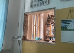 Zazdili jsme otvor mezi učebnou a kabinetem dějepisu