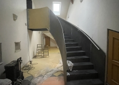 30.9. Schodiště před dokončením (ještě barva)