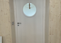 16. 10. - nové dveře s kruhovým průhledem