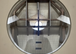 Kruhový průhled ve vstupních dveří koresponduje s novým oknem