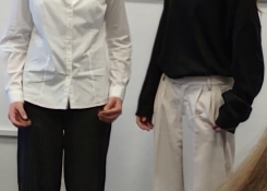 Julie Karmazínová a Štěpánka Stellnerová, recitátorky v angličtině