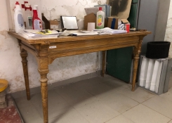 Původní stav starého kancelářského stolu