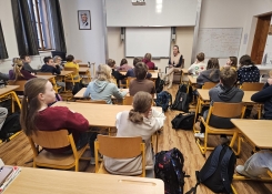 křeslo pro hosta, p. ředitelka