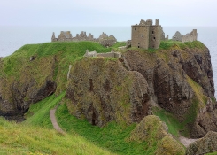 Zřícenina hradu Dunnottar hledí už po staletí vstříc nekonečným obzorům Severního moře.
