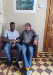 setkání s dalším adoptivním rodičem - rodilý mluvčí Peter Dunn