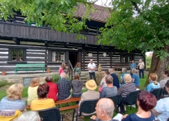 Vernisáž výstavy malířů z rodu Boudů na zahradě Šolcova statku.