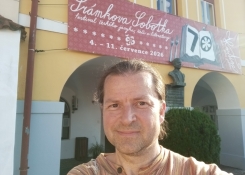 P. Kopeček před rodným domem F. Šrámka.