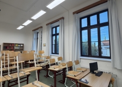 Učebna matematiky bývá také zkušební maturitní místností - nejen proto bychom v ní ještě do konce školního roku chtěli vyměnit podlahu...