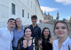 Adéla Kotková (druhá zprava) s několika dalšími účastníky přehlídky.
