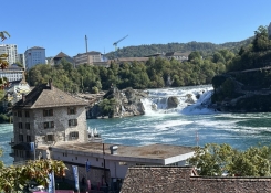 Rýnské vodopády v Neuhausen am Rheinfall doplňuje historický zámek Wörth, který po staletí sloužil obchodníkům a lodníkům na řece Rýn.