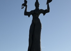 Kostnice, přístav, socha Impéria