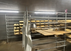 Zrárna sýrů v Emmentalu.Kvalita emmentálu začíná na horských loukách a vrcholí během dlouhého zrání ve speciálních sklepích.
