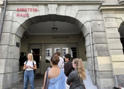 V tomto domě v bernském historickém centru žil v letech 1903–1905 Albert Einstein. Právě zde vznikaly základy myšlenek, které později vedly ke speciální teorii relativity.