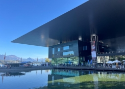 Moderní budova KKL Lucern (Kulturní a kongresové centrum KKL - Kultur- und Kongresszentrum) stojí přímo na břehu Lucernského jezera a svým zrcadlením propojuje architekturu s okolní vodní krajinou.