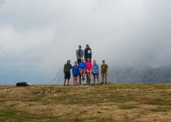 Společná fotografie z horské túry připomíná, že součástí expedice nebylo jen poznávání nových míst, ale také překonávání vlastních limitů.