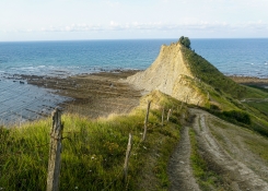 Pobřežní útesy v Baskicku patří k nejzajímavějším geologickým lokalitám Evropy. V odkrytých vrstvách hornin je zaznamenána historie Země sahající desítky milionů let do minulosti.