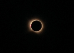 Vrchol celé expedice. Úplné zatmění Slunce nám nabídlo jedinečný pohled na sluneční korónu a připomnělo, proč patří tento astronomický úkaz k nejpůsobivějším přírodním jevům, které lze na Zemi pozorovat.