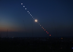 Vrcholným okamžikem španělské expedice bylo pozorování zatmění Slunce. Složený snímek zachycuje celý průběh tohoto mimořádného astronomického úkazu od prvního zakrytí slunečního kotouče až po jeho opětovné objevení.