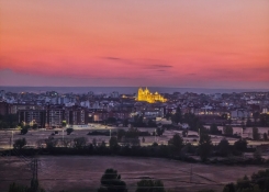 Večerní panorama španělského města s nasvícenou katedrálou patřilo k nezapomenutelným okamžikům studentského pobytu. Historie, architektura a jedinečná atmosféra zde vytvářejí výjimečnou kulisu každodenního života.