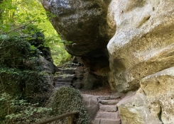 Wolfsschlucht „Vlčí soutěska",pískovcové stěny sahají do výšky až 50 metrů 