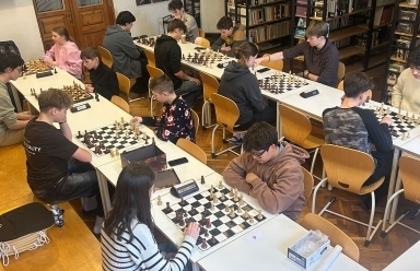 Královská hra ovládla školní knihovnu: Šachový turnaj na GT