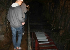jen ta hloubka a chůze po roštovém chodníku není moc příjemná