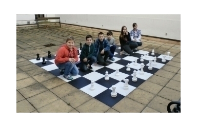 Obří šachy nově v atriu školy