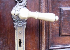 Detail kliky u vchodových dveří