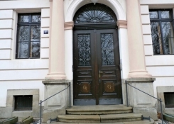 Vstupní dveře s logem školy