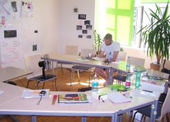 Pohled do učebny (za stolem sedí anglický kolega Andrew)

Autor: Václav Pražák