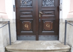 Vrata s intarzovanými logy