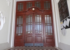 Hotové opravené lítací dveře ve vestibulu školy