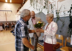 Květiny pro paní Kotilovou z rukou zástupce ředitelky Zbyňka Matějky