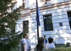 Slavnostní vyvěšování vlajky před budovou školy